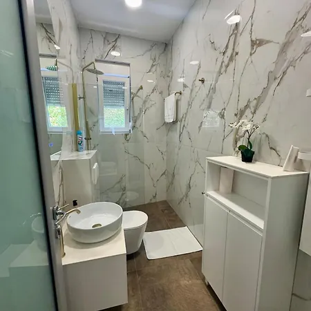 Whitecity Apartment *